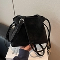 Matte schwarze Beuteltasche mit verstellbarem Gurt und silberner Metallschnalle - Schwarz