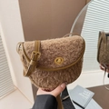 Retro Satteltasche aus khakifarbenem Teddyfell mit Goldverschluss und Leder-Schultergurt - Braun