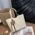 Elegante bolso tote de cuero granulado blanco crema con un lindo oso de peluche marrón - Blanco Roto