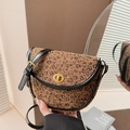 Vintage Satteltasche mit braunem Leopardenmuster Canvas und schwarzen Lederdetails - Leopardenmuster