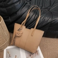 Bolso tote marrón de cuero sintético con textura granulada y colgante de oso - Caqui