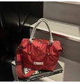 Bolso saco burdeos minimalista con asas trenzadas y bandolera ancha de tela - Rojo