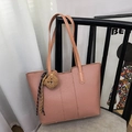 Bolso tote rosa de cuero granulado con colgante de oso y correas finas de hombro - Rosa