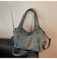Dettaglio della borsa tote verde scuro opaca con cerniere verticali e rivetti in metallo - Verde