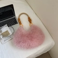Bolso de peluche rosa con asa de cuentas de madera y textura suave de piel sintética - Rosa
