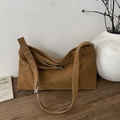 Detailansicht der braunen Hobo-Tasche aus Wildlederimitat mit silbernen Ösen - Braun
