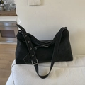Schwarze Vintage-Tragetasche aus mattem Kunstleder mit breitem Silberösen-Schultergurt - Schwarz