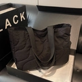Borsa tote in nylon trapuntato nero con motivo a onde in scatola regalo elegante - Nero
