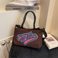 Braune Plüschtasche mit 'Jerry and Little Friends' Stickerei und schwarzen Riemen - Braun
