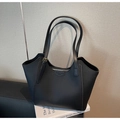 Detalle del bolso tote de cuero granulado negro con cremallera metálica y correa de hombro - Negro