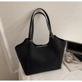 Detailaufnahme der schwarzen Shopper-Tasche aus Leder mit Fashion Trend WWTU Prägung - Schwarz