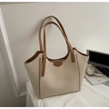 Detailansicht der beigen Shopper-Tasche mit Lychee-Struktur und braunem Leder-Label - Gebrochenes Weiß