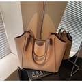 Grande borsa tote bicolore beige e marrone in pelle martellata con emblema a scudo - Cachi
