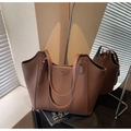 Borsa tote marrone in pelle PU a grana litchi con etichetta Fashion Trend WWTU e manici - Marrone