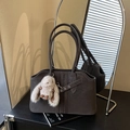 Dunkelbraune matte Wildleder-Tote-Bag mit Plüschhasen-Anhänger und Schultergurten - Mit Anhänger / Braun