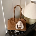 Braune Vintage-Schultertasche aus Wildlederimitat mit weichem Kaninchen-Anhänger - Mit Anhänger / Braun