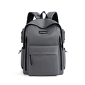 Frontdetail eines dunkelgrauen Rucksacks aus strukturiertem Stoff mit CLBDBAG-Label - Grau