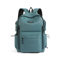 Frontdetail eines blaugrünen City-Rucksacks mit CLDBAG-Logo und Reißverschlusstasche - Grün
