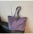 Détail du sac cabas en nylon violet avec sangles renforcées et fermeture magnétique - Violet