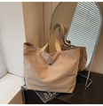 Détail du grand sac cabas kaki avec sangle large et fermeture à bouton pression - Kaki