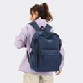 Dettaglio di un grande zaino da viaggio in nylon blu scuro con scomparti multipli con zip - Blu