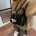Borsa Boston retrò nera con trama scamosciata e ciondolo a cavallo a dondolo su modella - Stile con Ciondolo a Cavallo / Nero