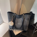 Sac cabas gris foncé motif marbre avec texte Fashion Trend et pendentif en peluche - Avec Pendentif / Noir