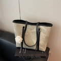 Sac cabas en daim vert olive avec lanières noires et breloque pompon en peluche blanche - Avec Pendentif / Vert