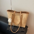 Sac fourre-tout rétro en daim marron avec garniture en cuir et pendentif peluche - Avec Pendentif / Kaki