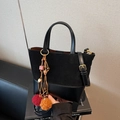 Secchiello vintage nero con patchwork materico, ciondoli colorati e tracolla in pelle - Nero con ciondolo