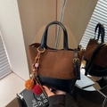 Borsa a secchiello retrò in pelle scamosciata marrone e pelle nera con ciondolo - Caffè con Ciondolo