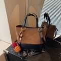 Borsa tote vintage in pelle scamosciata marrone con manici neri e ciondolo colorato - Marrone con ciondolo