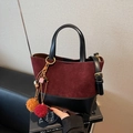 Borsa a secchiello retrò in pelle nera e camoscio bordeaux con ciondolo colorato vivace - Rosso Vino Con Pendente