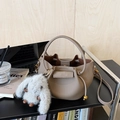 Borsa a secchiello taupe con ciondolo a coniglio, laptop e caffè sulla scrivania - Cachi con Pendente