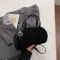 Schicke schwarze Plüsch-Henkeltasche aus Kunstpelz mit verstellbarem Schultergurt - Schwarz ohne Anhänger
