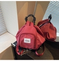 Detail van rode geruite canvas rugzak met geweven handvat en Muran Bags logo-label - Rood