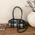 Dettaglio borsa vintage a quadri con tracolla in pelle nera e fibbia in metallo oro - Nero