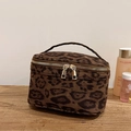 Neceser con estampado de leopardo marrón, textura de ante y doble cremallera dorada - Leopardo Café