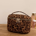 Neceser con estampado de leopardo, cremalleras doradas y asa sobre madera - Leopardo Marrón