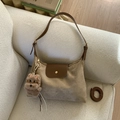 Bolso hobo de ante beige con solapa de cuero marrón y colgante de perro de peluche - Caqui con Colgante