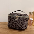 Neceser chic con estampado de leopardo topo, textura de terciopelo y cremallera dorada - Leopardo Gris