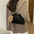 Bolso de hombro minimalista de nailon negro con solapa de cuero y amuleto de oso - Negro con colgante