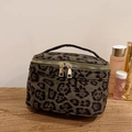 Elegante neceser de maquillaje con estampado de leopardo verde oscuro y asa superior - Verde Leopardo