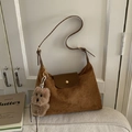 Bolso de hombro vintage marrón de ante sintético con solapa de cuero y oso de peluche - Marrón con colgante