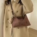 Bolso de hombro de ante marrón oscuro con solapa de cuero y colgante de oso peluche - Café con Colgante