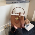 Secchiello in pelle scamosciata marrone con bordo in shearling, fibbia oro e orsetto - Con Ciondolo / Marrone