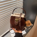 Mini borsa a secchiello in pelle scamosciata marrone con bordo in pile e ciondolo cane - Con Ciondolo / caffè