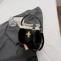 Borsa a secchiello in camoscio nero con bordo in shearling bianco e fibbia dorata - Senza Ciondolo / Nero