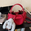 Borsa a secchiello in pelle rossa martellata con ciondolo a coniglio in peluche - Rosso con Pendente
