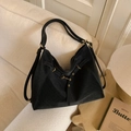 Detail der schwarzen geflochtenen Hobo-Tasche mit goldener Hardware und Webstruktur - Schwarz